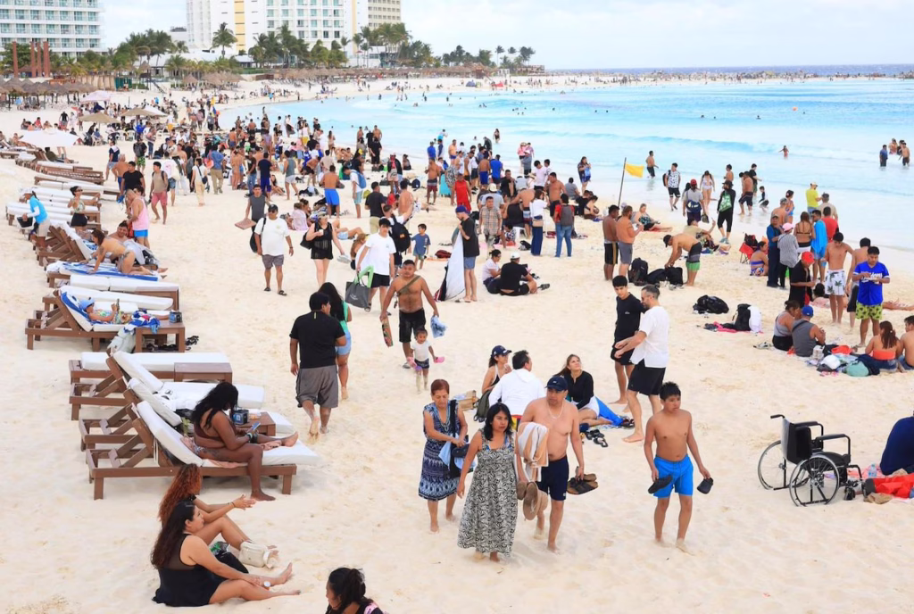 Turistas disfrutan de una playa pública en Cancún