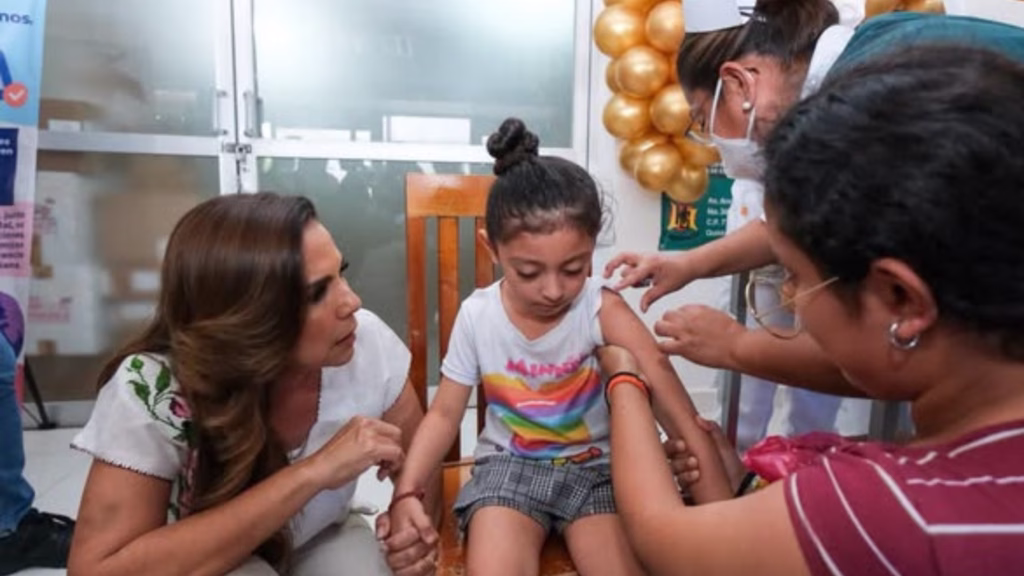 Personal de salud aplica vacuna a una niña durante jornada de vacunación en Quintana Roo