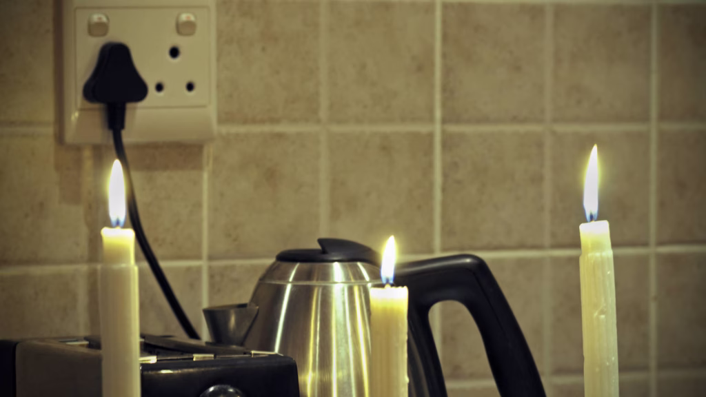 Vela encendida durante una interrupción del suministro eléctrico.