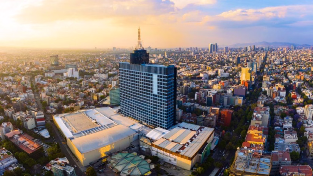 Imagen del World Trade Center de la Ciudad de México, recinto donde se realiza el registro presencial de aspirantes dentro del proceso interno de Morena rumbo a las elecciones de 2027.