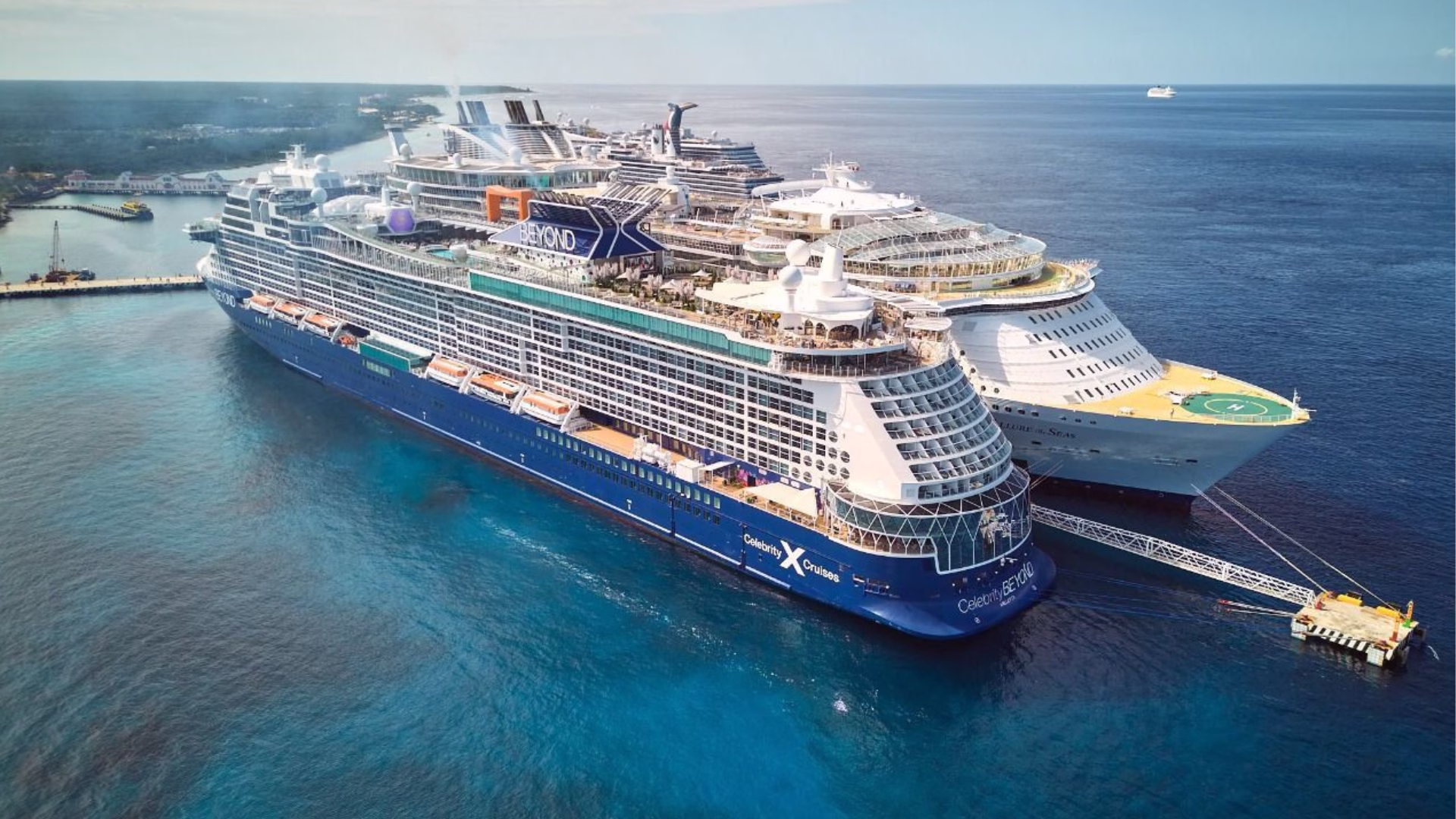Vista aérea del puerto de Cozumel con dos cruceros internacionales atracados en Quintana Roo.