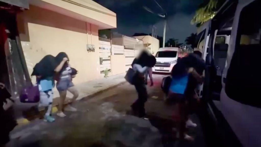 Traslado de 17 mujeres probables víctimas de trata de personas localizadas durante un operativo en Othón P. Blanco, Quintana Roo, en julio de 2026.