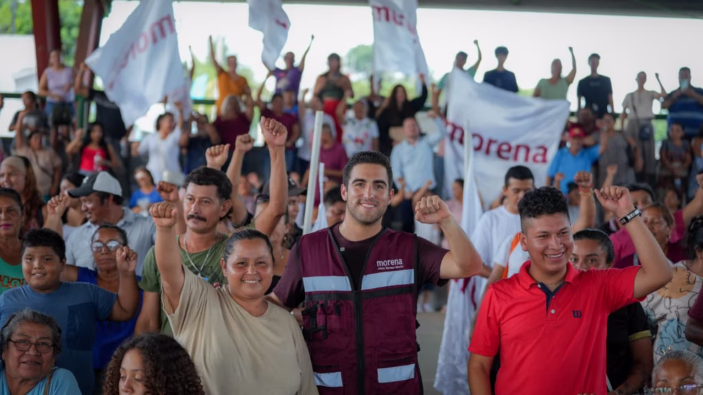 Gino Segura participa en una asamblea informativa con simpatizantes de Morena en Cancún.