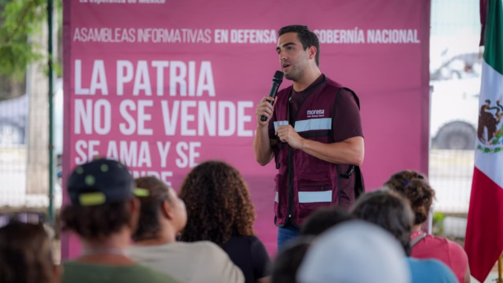Gino Segura participa en una asamblea informativa con simpatizantes de Morena en Cancún.