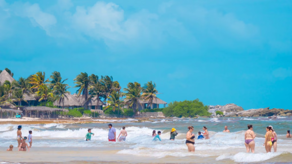 Playa de Quintana Roo apta para uso recreativo durante el verano