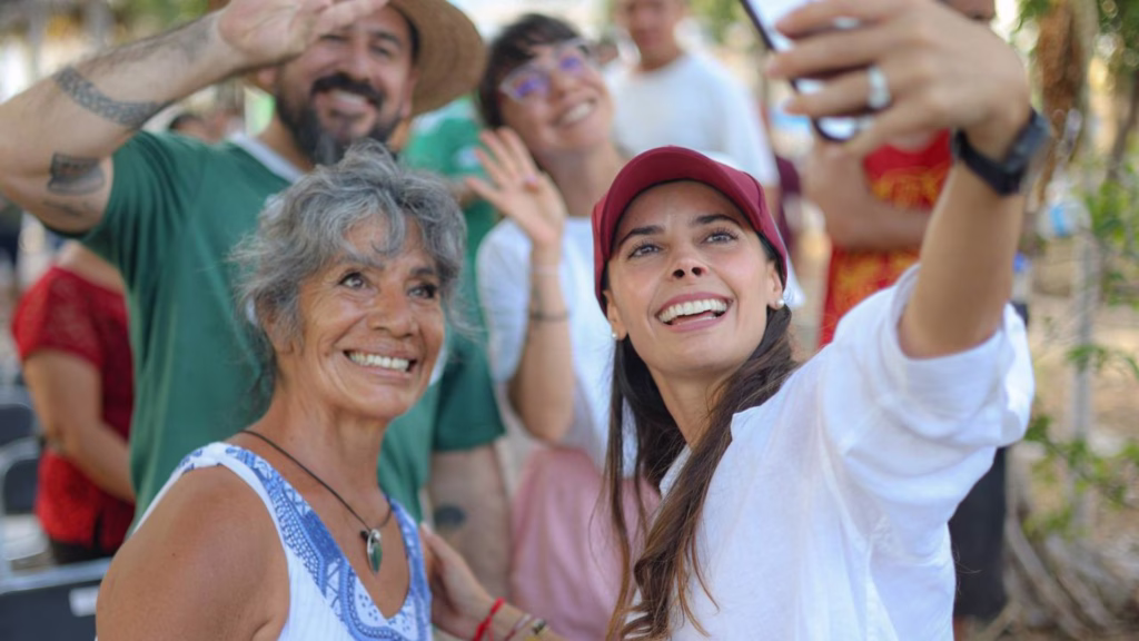 Ana Paty Peralta se toma una fotografía con simpatizantes durante una visita en Tulum.
