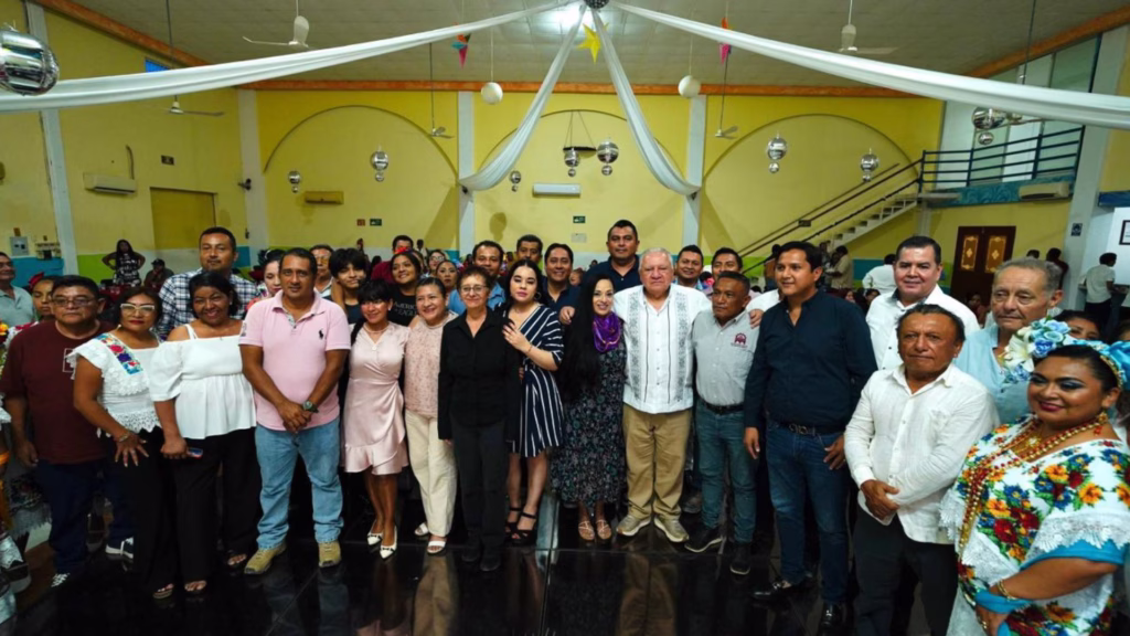 Rafa Marín participa en una reunión con militantes y simpatizantes de Morena en Tulum.