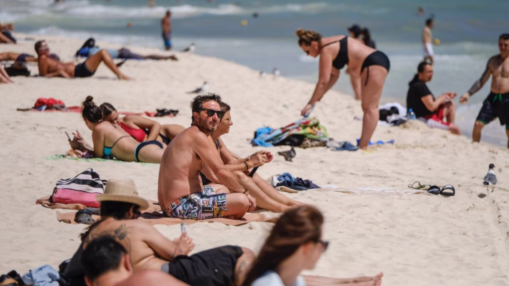 Visitantes en playas limpias de Quintana Roo durante la temporada de verano