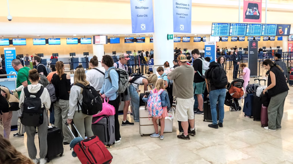 Turistas nacionales e internacionales llegan al Aeropuerto Internacional de Cancún.