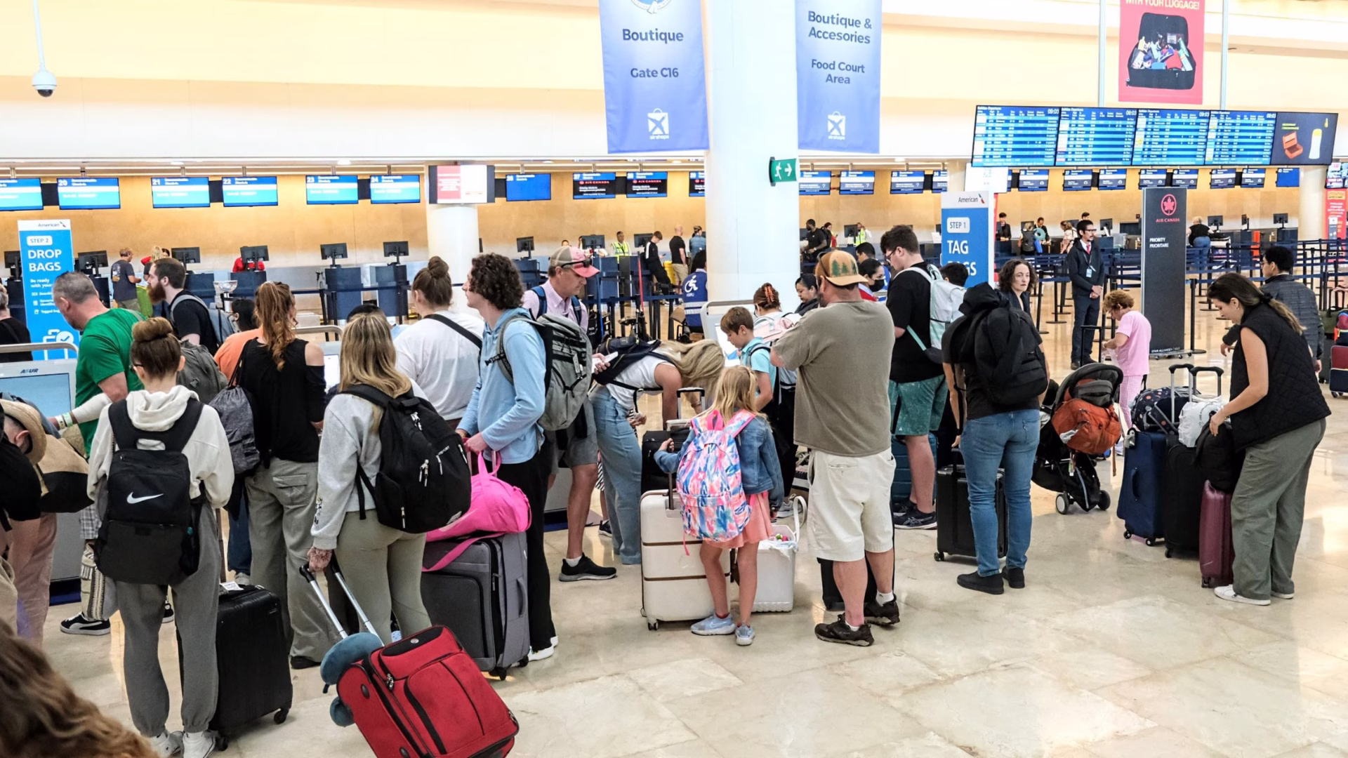 Turistas llegan al Caribe Mexicano diariamente.