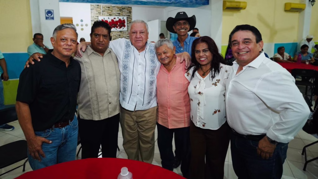 Rafa Marín posa para una fotografía con dirigentes y simpatizantes de Morena en Tulum.