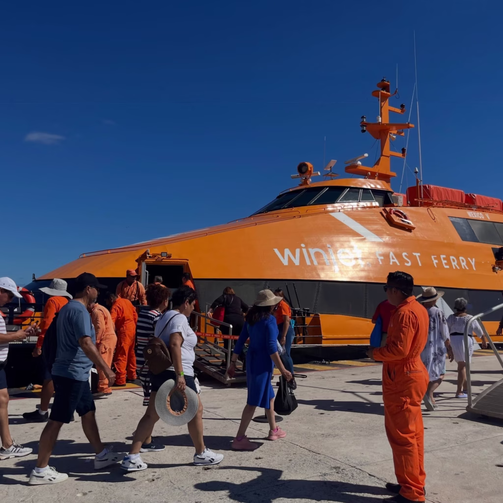 Pasajeros abordan un ferry de Winjet para realizar el cruce marítimo en Cozumel