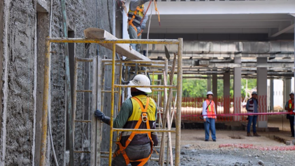 Trabajadores realizan acabados interiores en el Hospital General de Chetumal IMSS Bienestar
