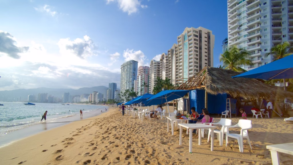 Zona hotelera y playa de Acapulco, uno de los destinos con mayor crecimiento turístico proyectado para el verano de 2026.