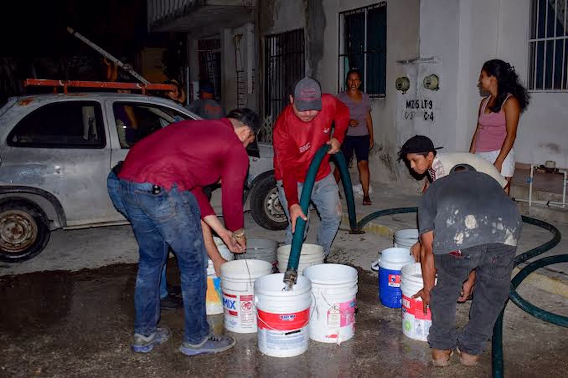 Habitantes almacenan agua en recipientes durante interrupciones del suministro, una práctica frecuente en zonas con problemas de abastecimiento en Quintana Roo.