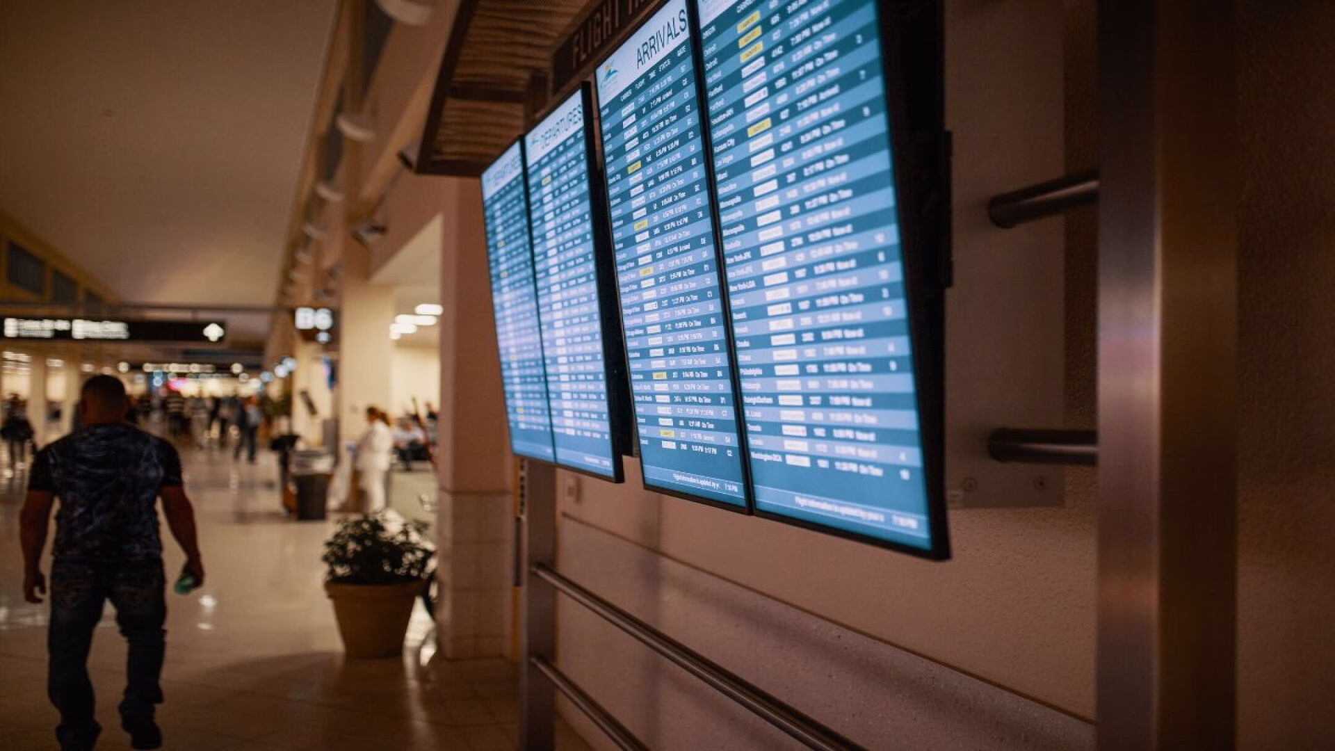 Pantalla de información de vuelos en una terminal del aeropuerto de Cancún.