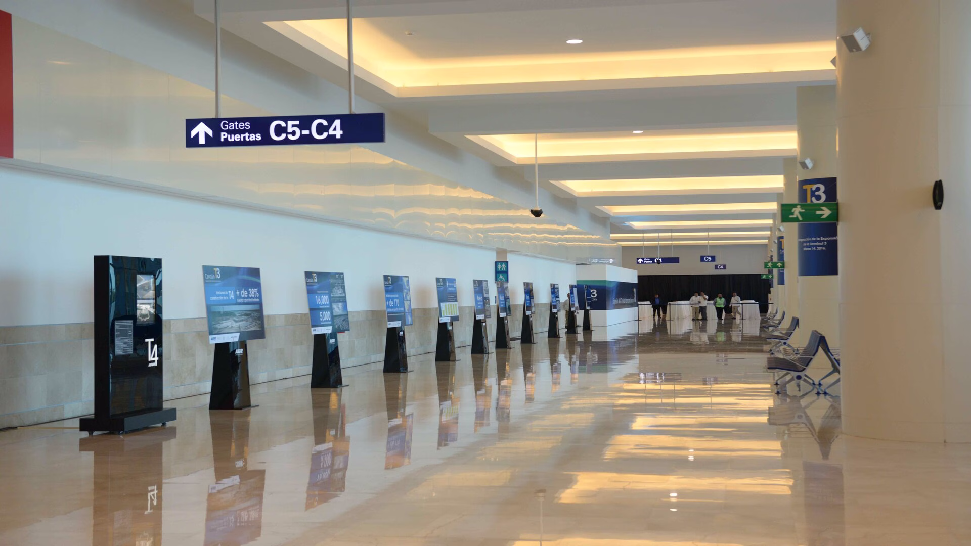 Pasillo del área de llegadas internacionales y puertas automatizadas del aeropuerto de Cancún.
