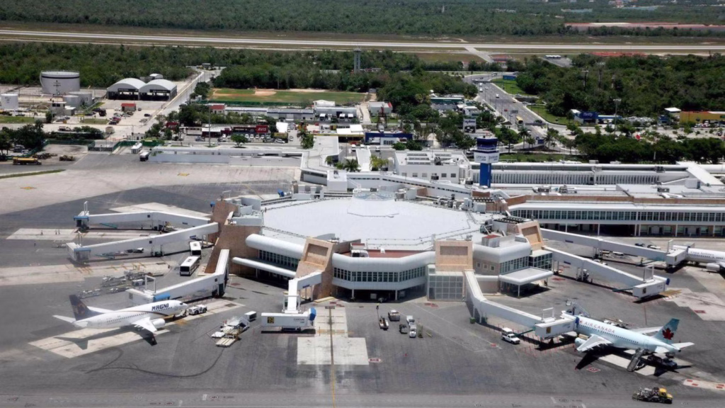 Vista aérea del Aeropuerto Internacional de Cancún, principal puerta de entrada aérea del Caribe Mexicano y pieza clave para la conectividad del estado.