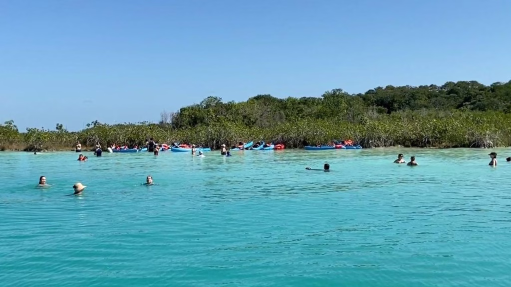 Visitantes se concentran en una zona de aguas poco profundas de la Laguna de Bacalar.