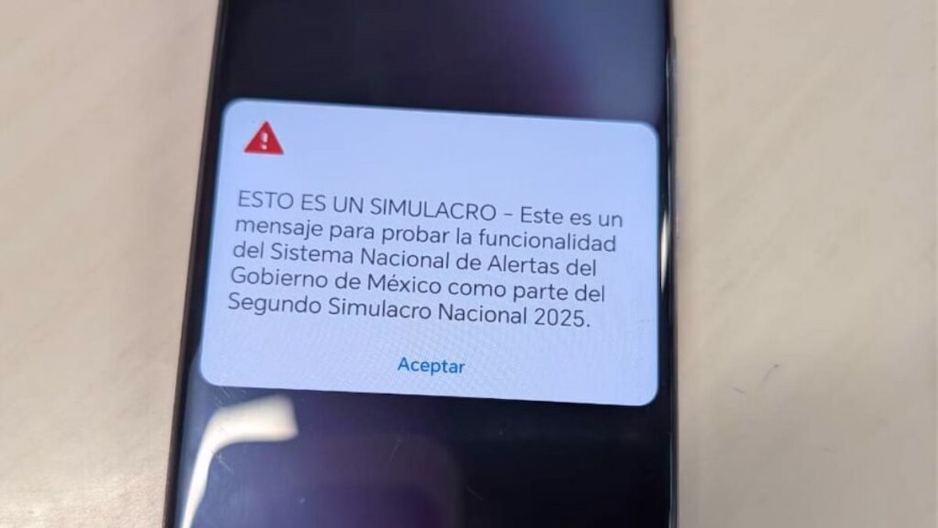 Alerta de emergencia recibida en un teléfono celular como parte del sistema de avisos para huracanes en Quintana Roo.
