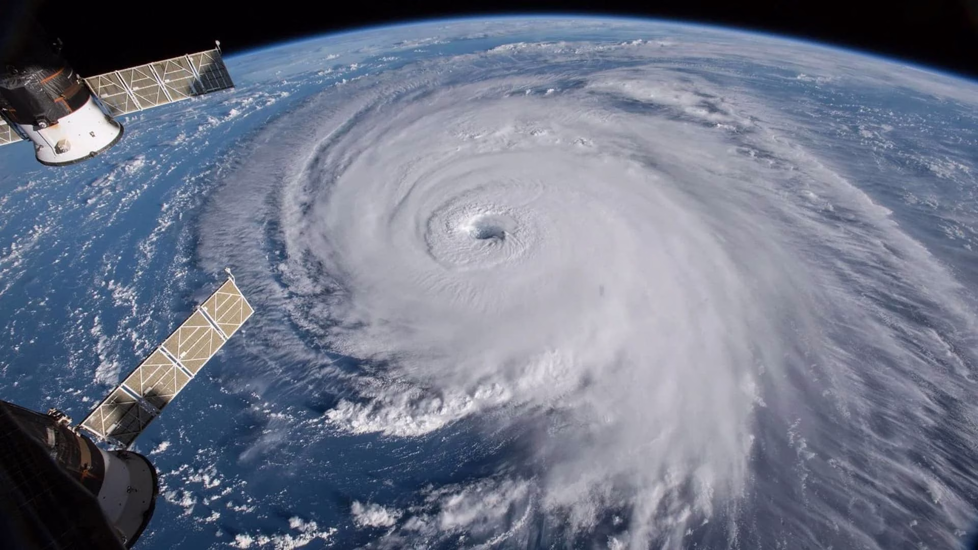 Huracán observado desde un satélite durante su desplazamiento, fenómeno que activaría alertas de emergencia en teléfonos celulares.