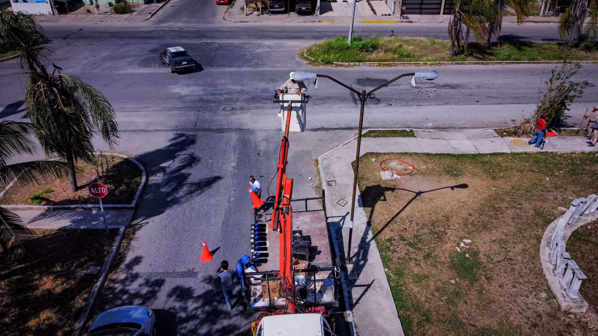 Cuadrilla municipal realiza trabajos de mantenimiento del alumbrado público en Othón P. Blanco.