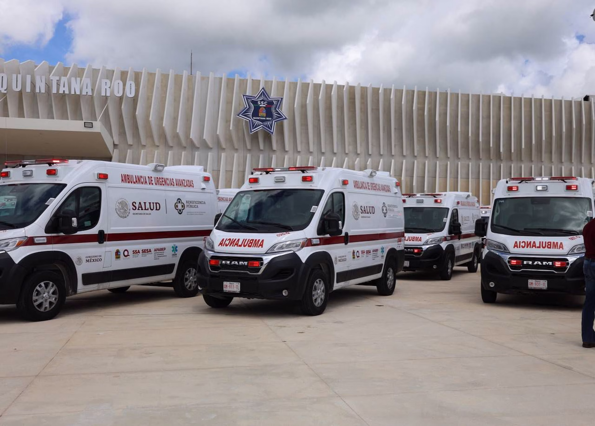 Ambulancias utilizadas para traslados médicos de pacientes que requieren atención especializada en Quintana Roo.