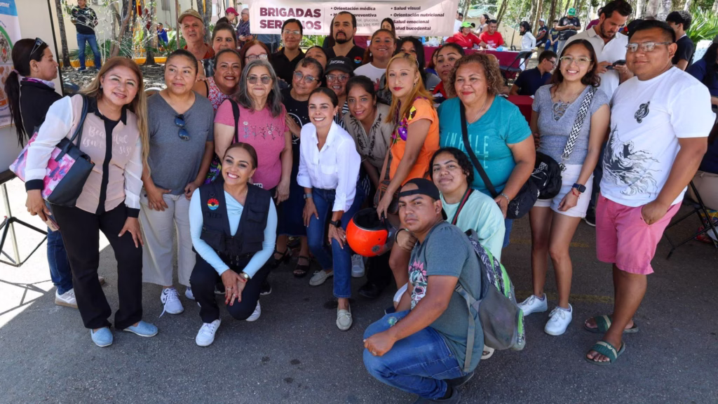 Ana Paty Peralta durante una jornada de brigadas de servicios en Benito Juárez