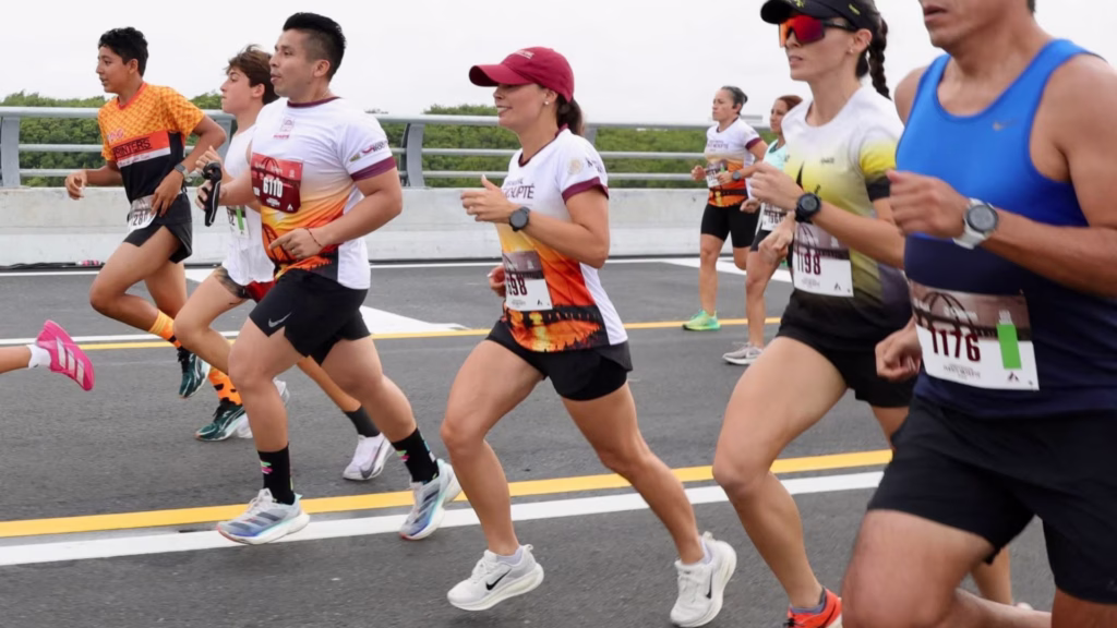 Ana Paty Peralta participa en una carrera deportiva en Cancún
