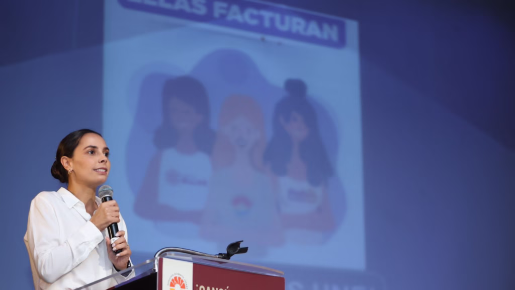 Ana Paty Peralta participa en una conferencia como presidenta municipal de Benito Juárez.
