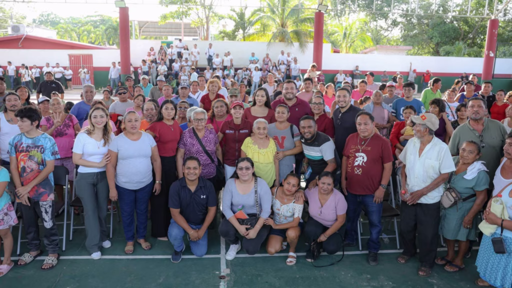 Ana Paty Peralta posa con asistentes después de una asamblea informativa en Puerto Morelos