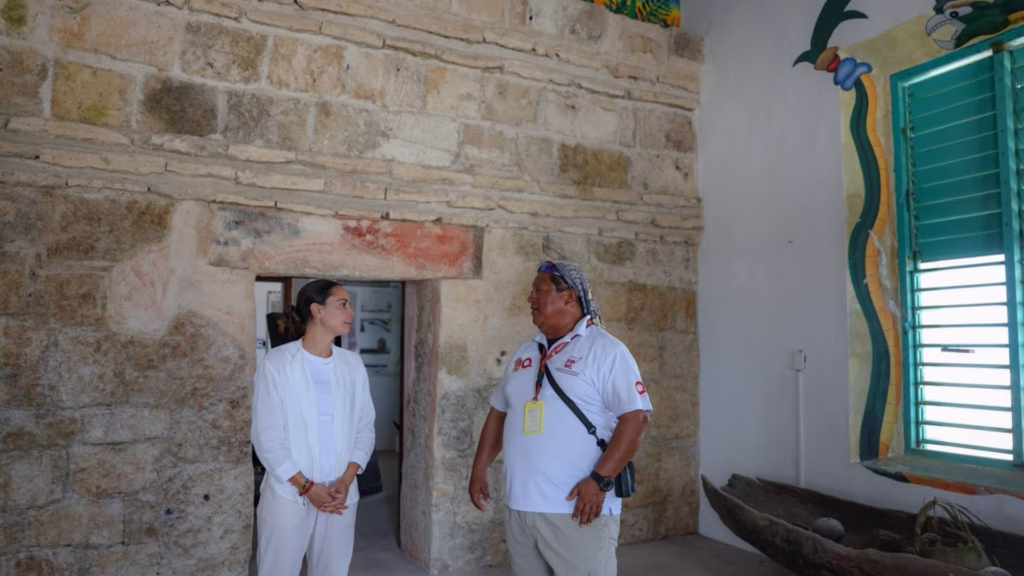 Ana Paty Peralta conoce la historia del faro Celarain durante su recorrido por Punta Sur.
