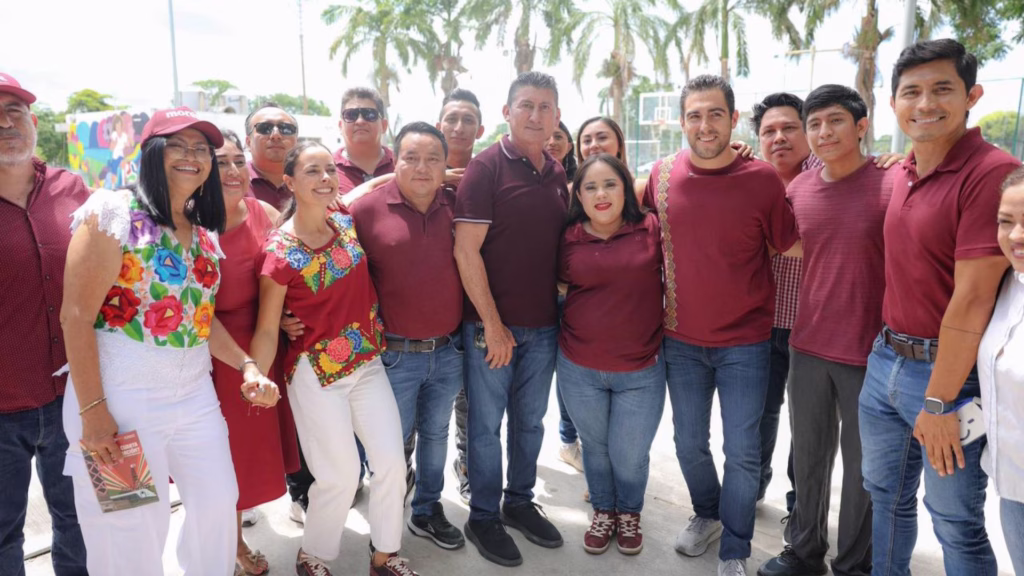Ana Paty Peralta participa en una jornada de Morena junto con militantes en Bacalar