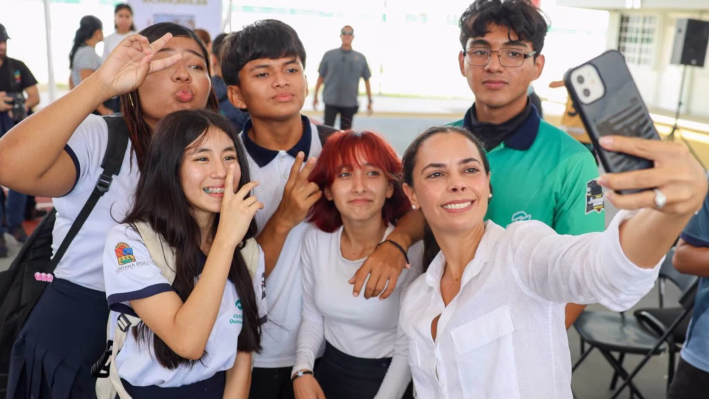 Ana Paty Peralta convive con jóvenes durante una actividad pública en Cancún