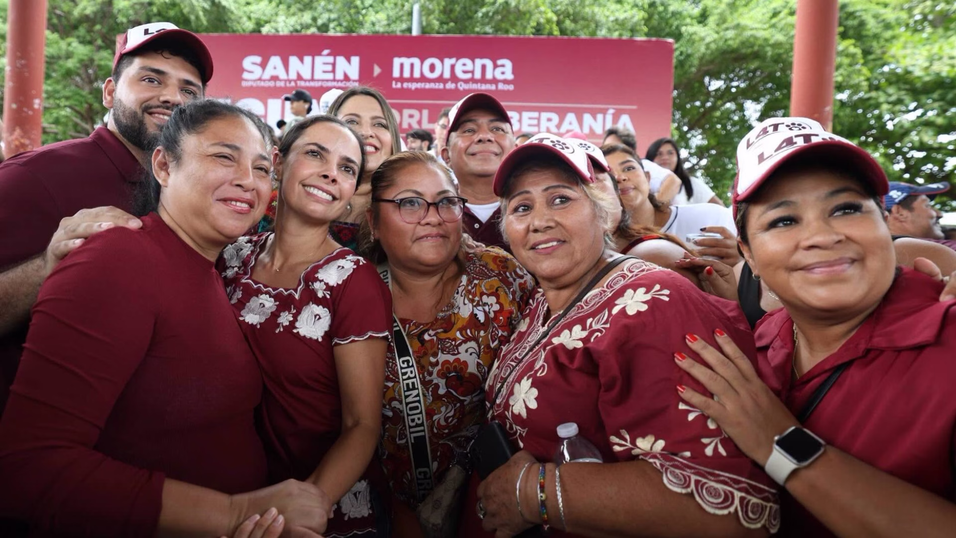 Ana Paty Peralta junto a simpatizantes durante un evento de Morena en Cancún