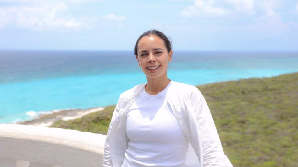 Ana Paty Peralta durante su recorrido por el Parque Ecológico Punta Sur en Cozumel.