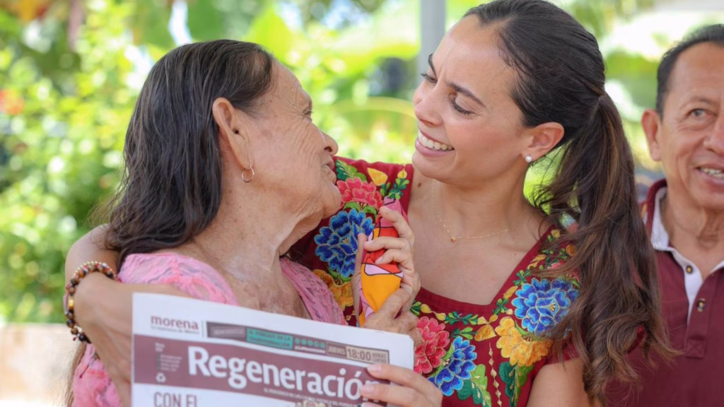 Ana Paty Peralta abraza a una vecina durante un recorrido casa por casa en Bacalar