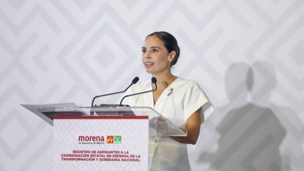 Ana Paty Peralta durante su registro en el proceso interno de Morena en Quintana Roo.