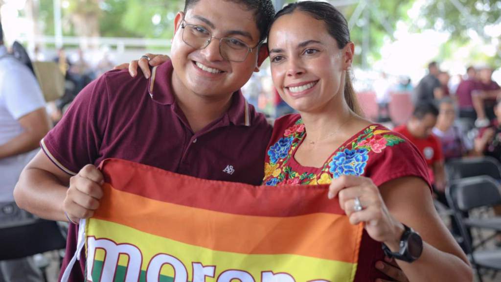 Ana Paty Peralta abraza a una vecina durante un recorrido casa por casa en Bacalar