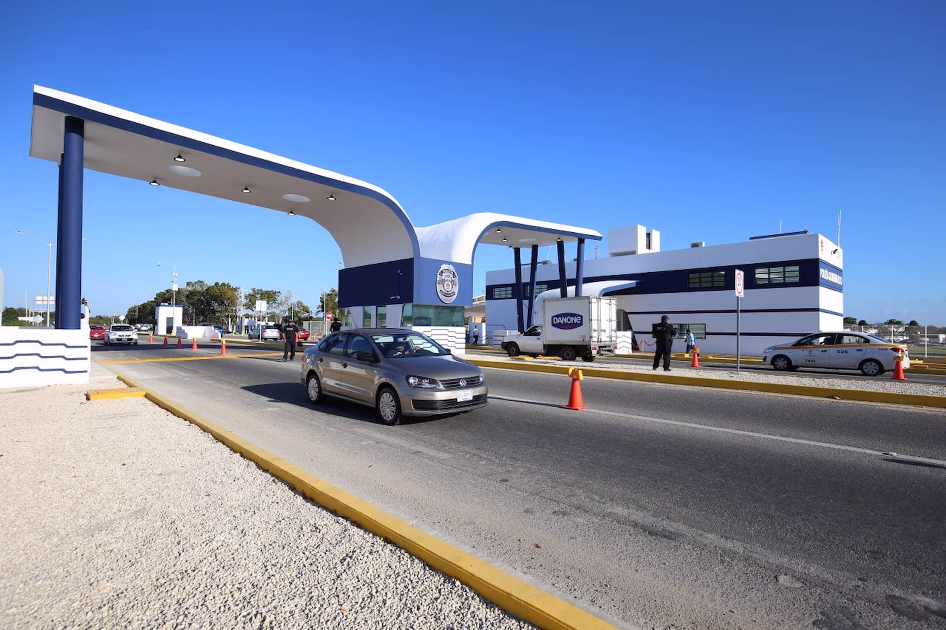Arco de control carretero utilizado para fortalecer la seguridad en Quintana Roo mediante el monitoreo vehicular y la vigilancia de accesos estratégicos del estado.