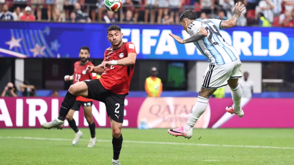 Jugador de Argentina remata de cabeza ante un defensor de Egipto durante un partido del Mundial 2026.