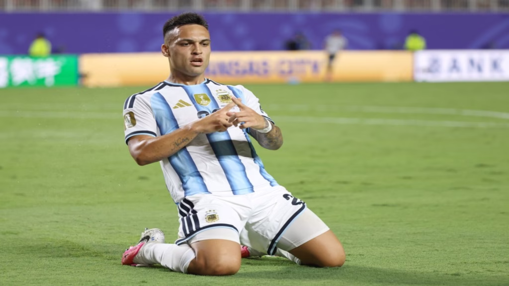 Lautaro Martínez celebra de rodillas un gol con la selección de Argentina durante el Mundial 2026.