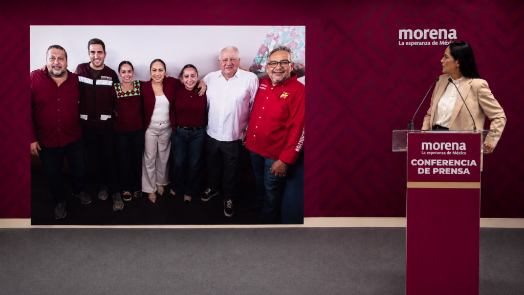 Ariadna Montiel presenta la fotografía de la asamblea de Morena en Felipe Carrillo Puerto en la que no aparece Marybel Villegas