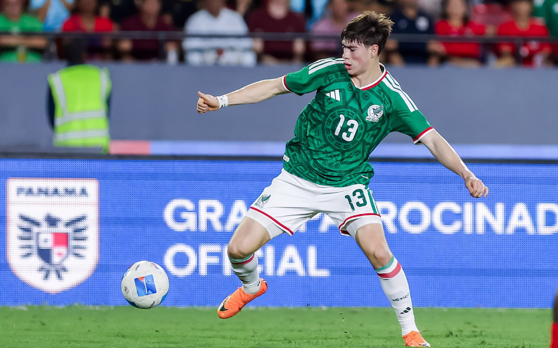 Armando Hormiga González en acción con México durante el Mundial 2026