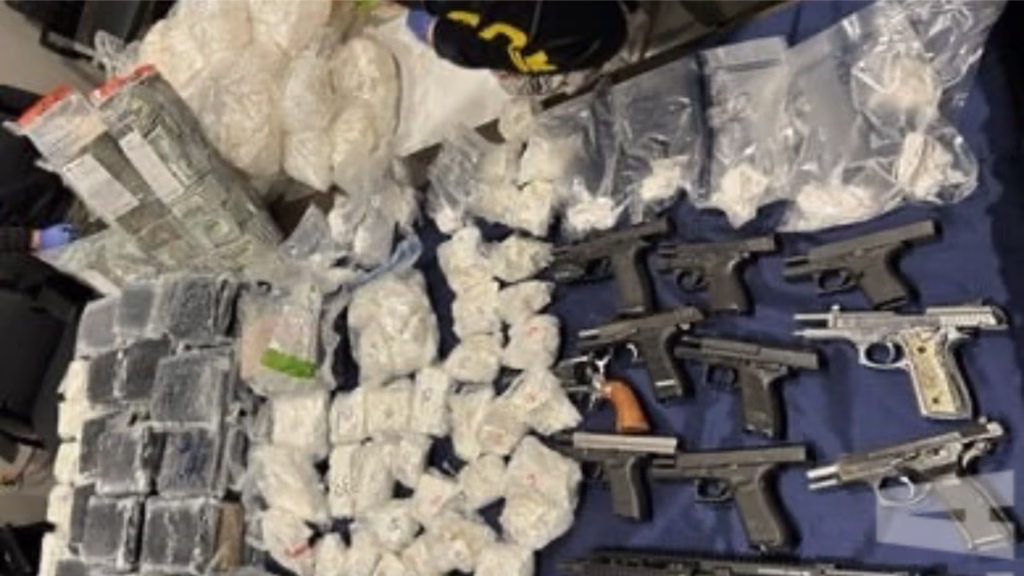 Armas, dinero y sustancias aseguradas durante una investigación antidrogas. Imagen de contexto; no constituye evidencia directa contra funcionarios mexicanos.