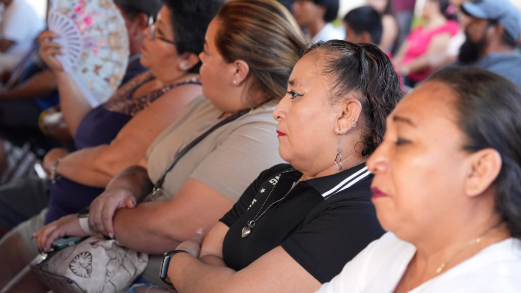 Asistentes escuchan el mensaje de Rafa Marín durante una asamblea informativa realizada en Cozumel.
