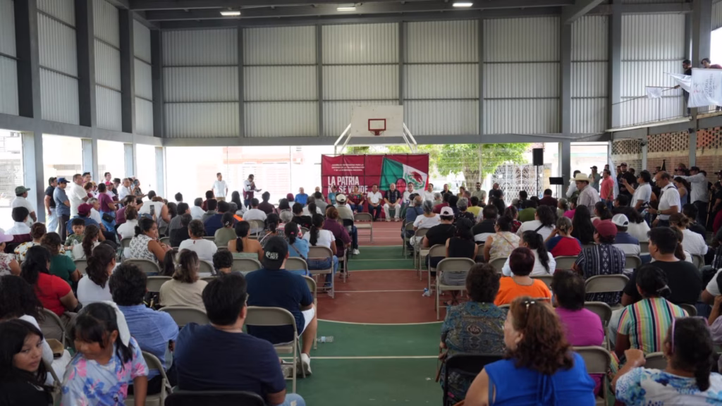 Habitantes de Chetumal asisten a la asamblea sobre soberanía nacional realizada en la colonia Fovissste.