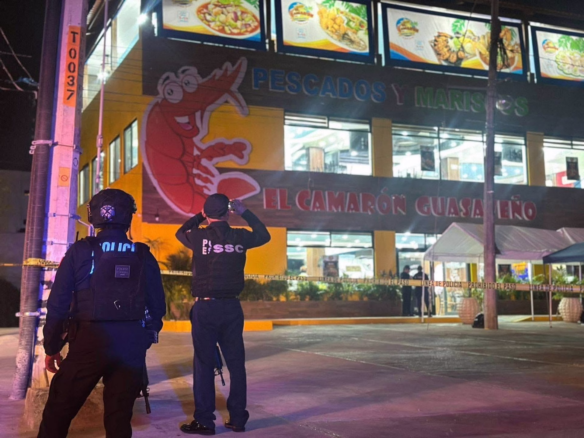 Elementos de seguridad resguardan El Camarón Guasaveño tras uno de los ataques contra bares y restaurantes en Playa del Carmen.