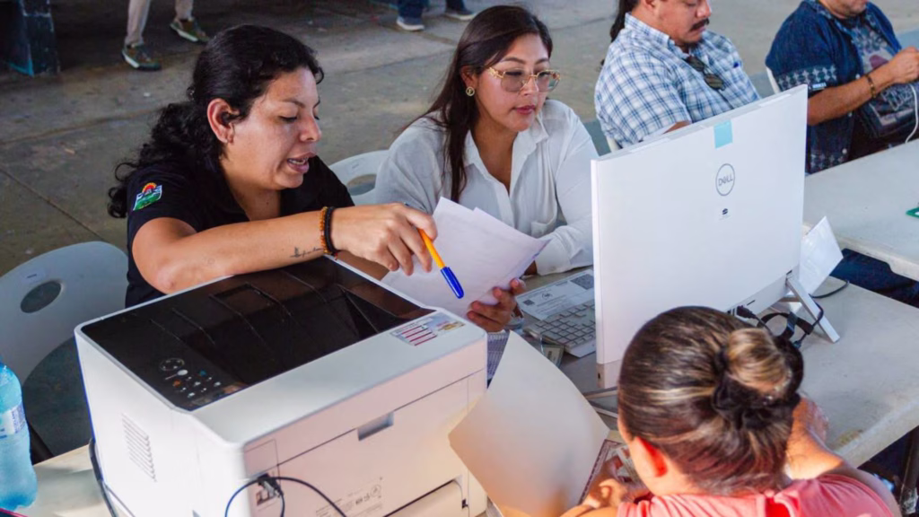 Personal municipal revisa documentos durante una jornada de atención y trámites administrativos en Tulum.