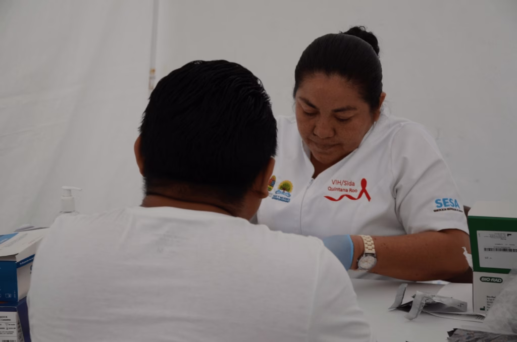Personal de salud brinda atención médica a un paciente en una unidad de salud de Quintana Roo.